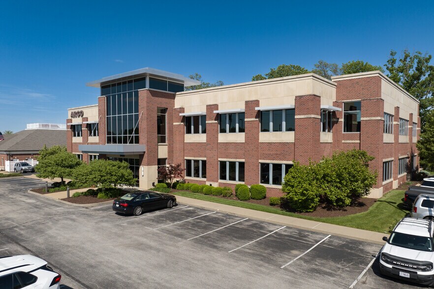 More Photos Of 900 N Rock Hill Rd, Saint Louis Office For Sale