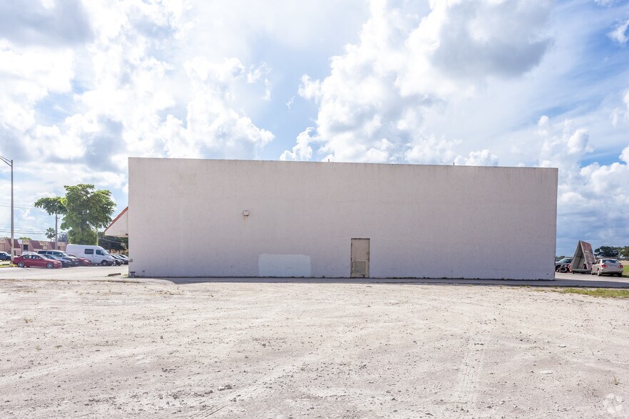 More Photos Of 3821-3825 NW 135th St, Opa-locka Service For Lease