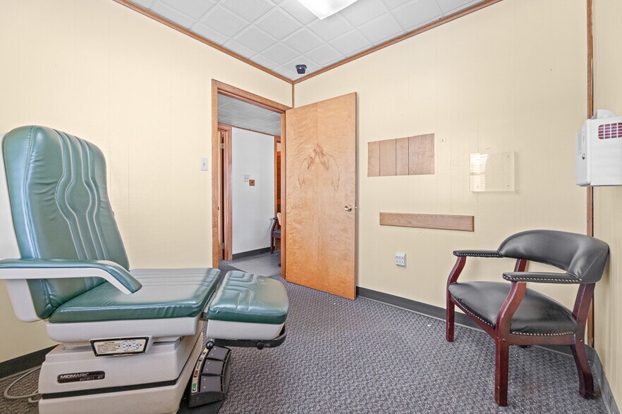 More Photos Of 293 N Ellsworth Ave, Salem Medical For Sale