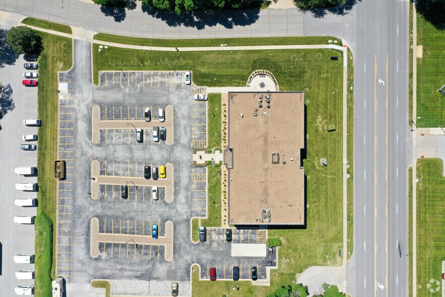 More Photos Of 2910 Westown Pky, West Des Moines Office For Lease