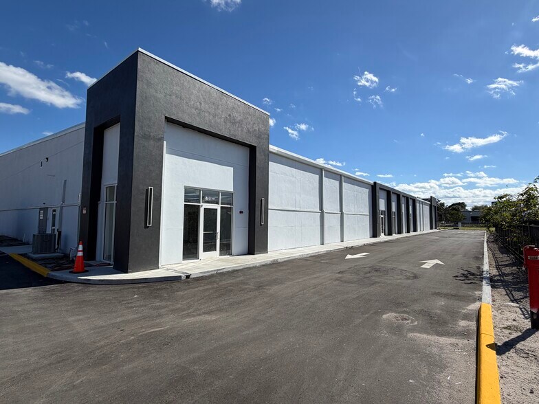 Primary Photo Of 5700 E Colonial Dr, Orlando General Retail For Lease