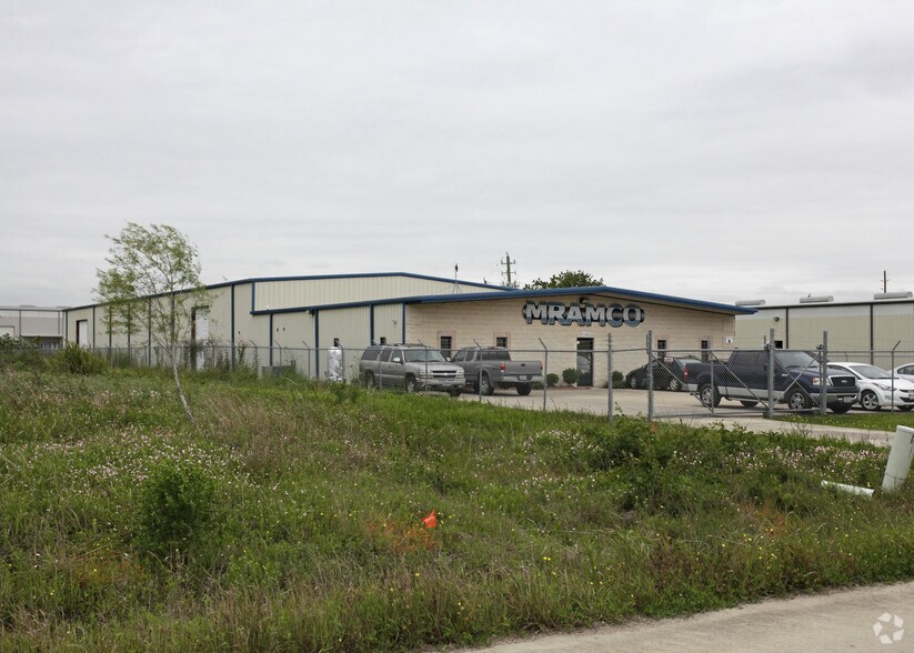 More Photos Of 15060 West Dr, Houston Manufacturing For Lease