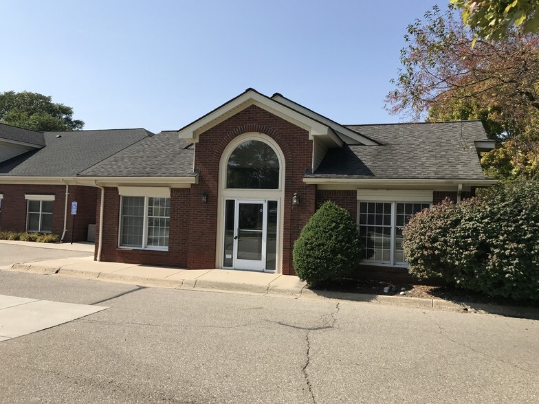 More Photos Of 4345 Meigs Ave, Waterford Office For Lease