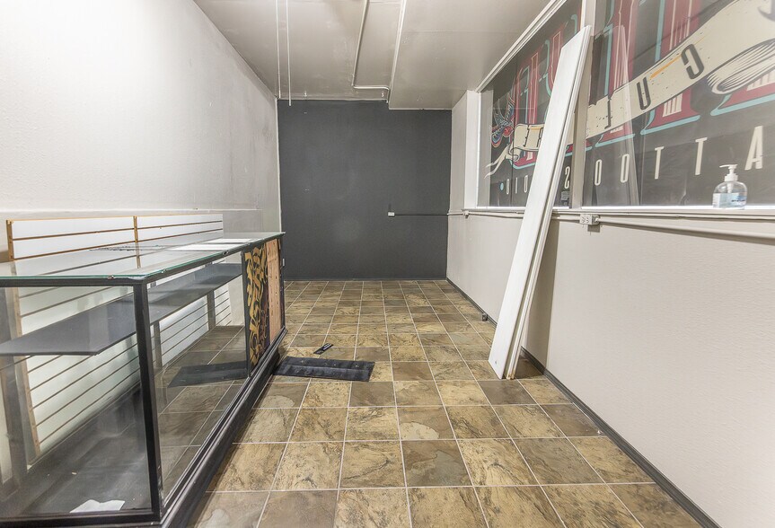 More Photos Of 2621 34th St, Lubbock Freestanding For Sale