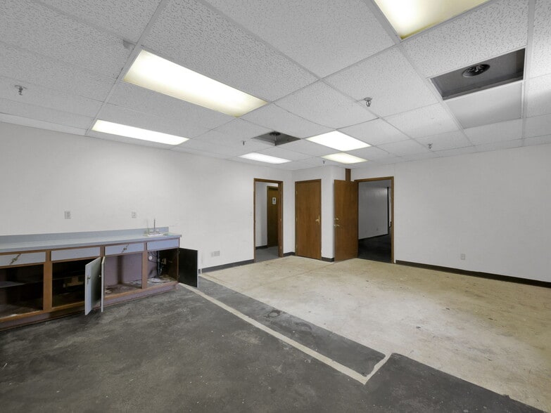 More Photos Of 5075-5095 Westerville Rd, Columbus Warehouse For Lease