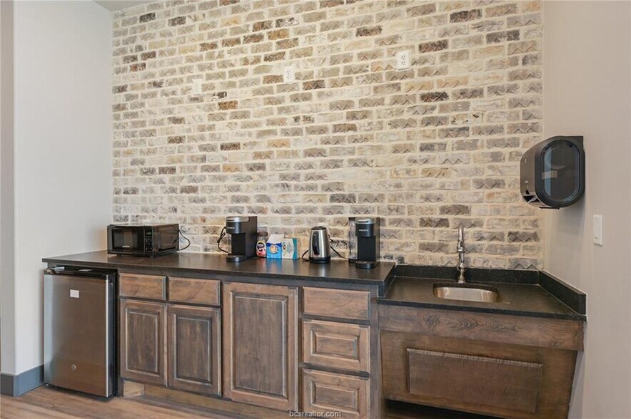 More Photos Of 3020 Barron Rd, College Station Loft Creative Space For Sale
