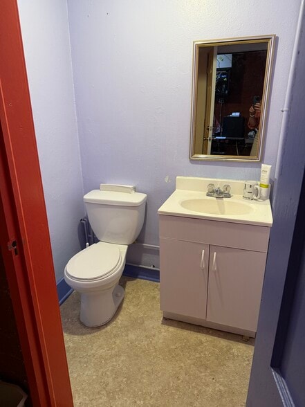 More Photos Of 1112 Meade Ave, Prosser Office For Sale