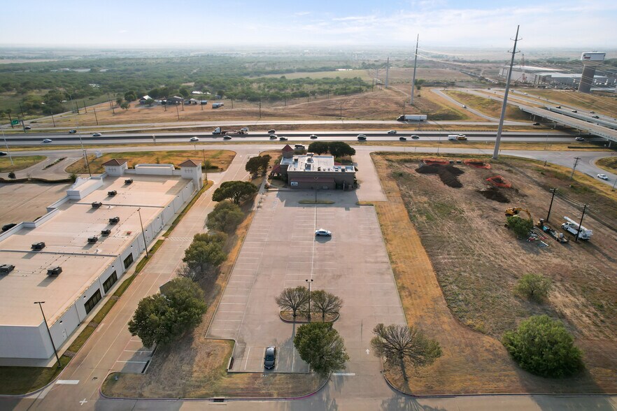 More Photos Of 5812 N Interstate 35, Denton Restaurant For Lease