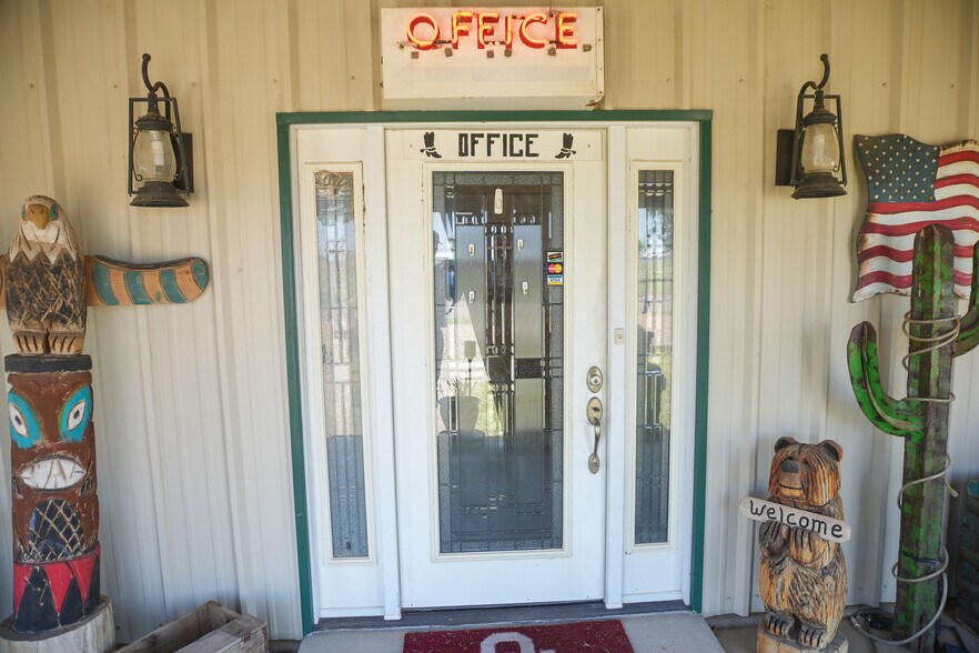 More Photos Of 1122 Douglas Ave, Beaver Hotel For Sale