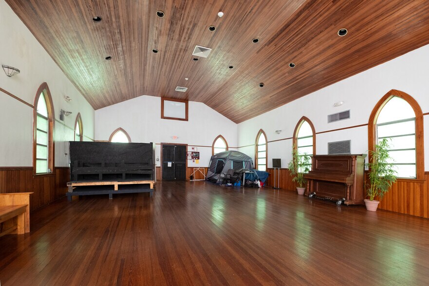 More Photos Of 619 NE 1st St, Gainesville Religious Facility For Sale