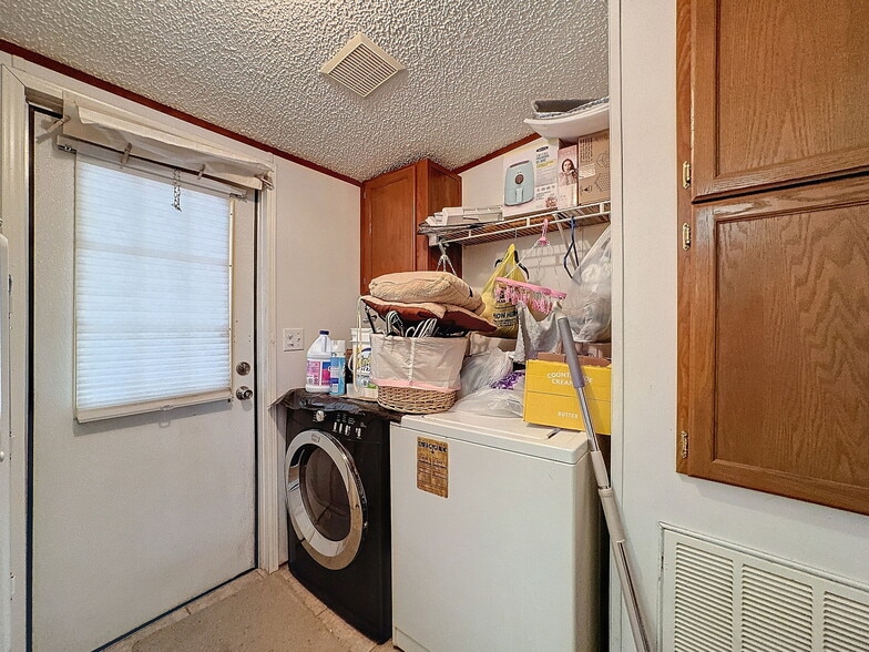 More Photos Of 15525 Shady Hills Rd, Spring Hill Restaurant For Sale