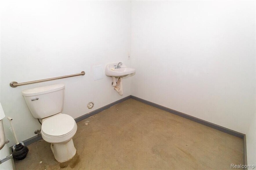 More Photos Of 1697 N Saginaw St, Lapeer Warehouse For Lease