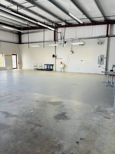 More Photos Of 825 Hwy 74 S, Peachtree City Warehouse For Lease