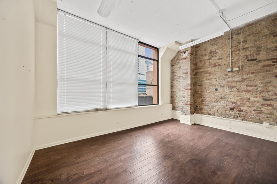 More Photos Of 222 W Ontario St, Chicago Loft Creative Space For Lease