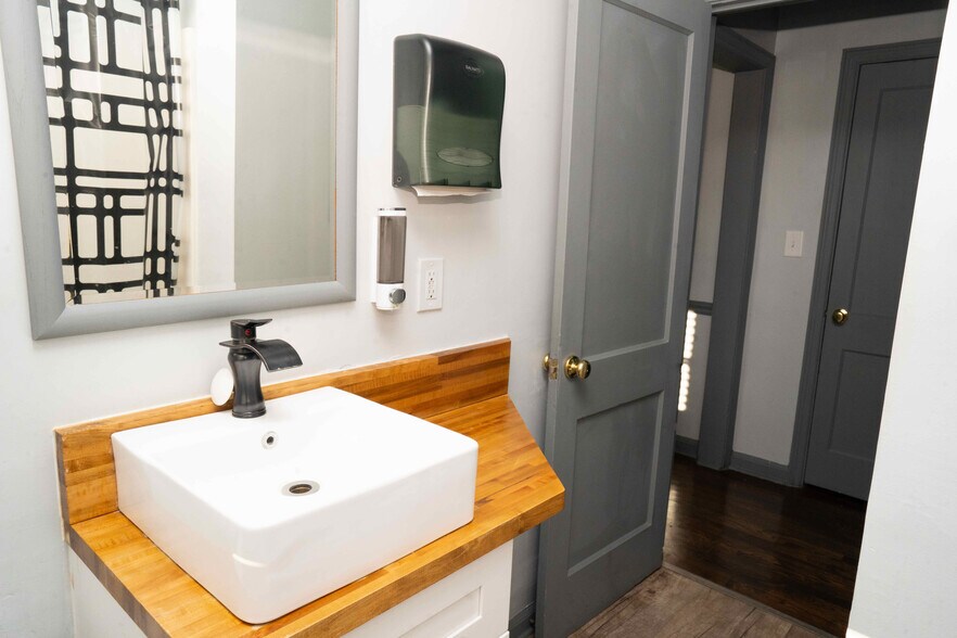 More Photos Of 232 SE Powers Ferry Rd, Marietta Office For Sale