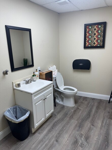 More Photos Of 1035 N Interstate 35 E, Carrollton Light Manufacturing For Lease