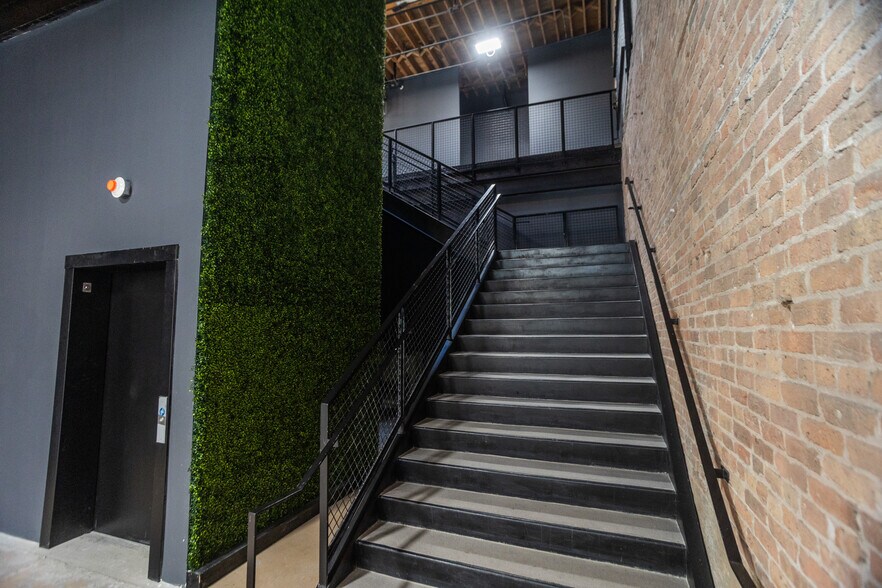 More Photos Of 2145 W Grand Ave, Chicago Showroom For Lease