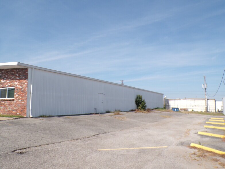 More Photos Of 7619-7621 E 46th Pl, Tulsa Showroom For Sale