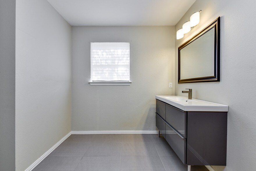 More Photos Of 2111-2113 W Slaughter Ln, Austin Office For Lease