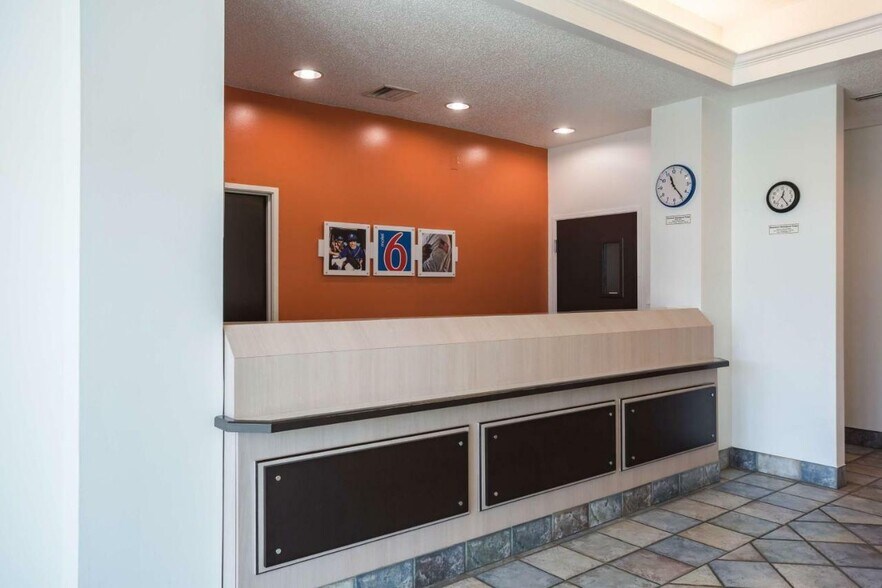 More Photos Of 1334 N Washington St, Dale Hotel For Sale