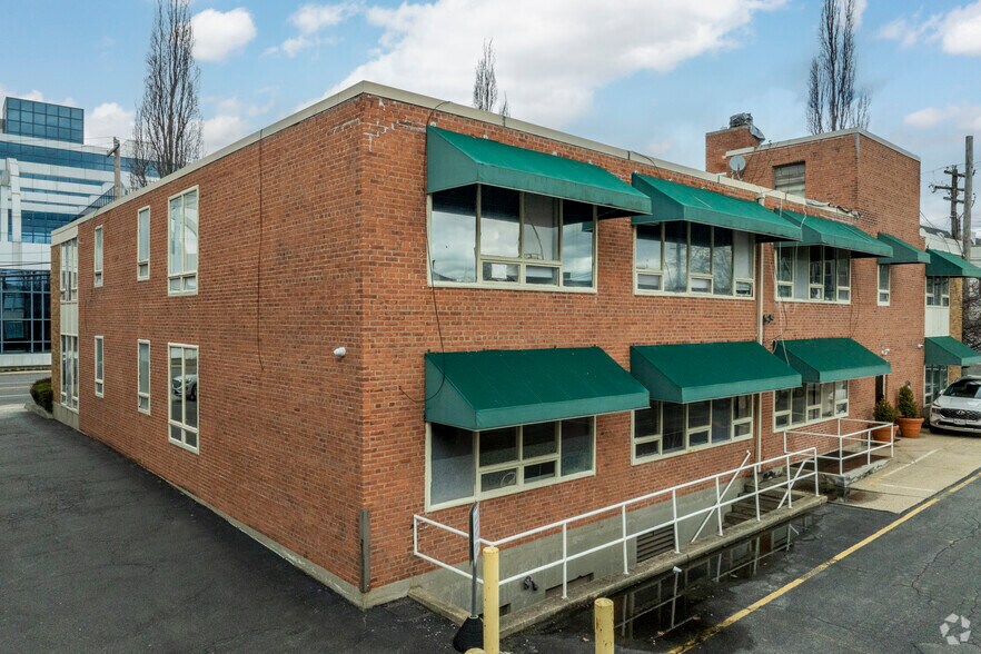 More Photos Of 220 Old Country Rd, Mineola Office For Lease