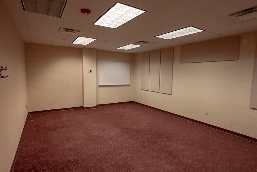 More Photos Of 253 E Washington St, New Castle Office For Lease