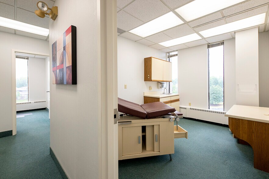 More Photos Of 29001 Cedar Rd, Lyndhurst Medical For Lease