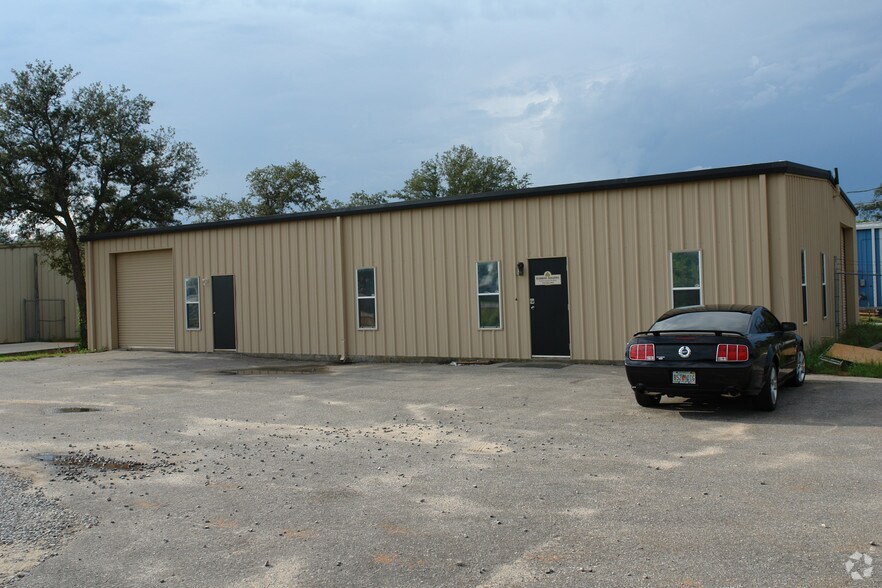 More Photos Of 8173 E Bay Blvd, Navarre Showroom For Lease