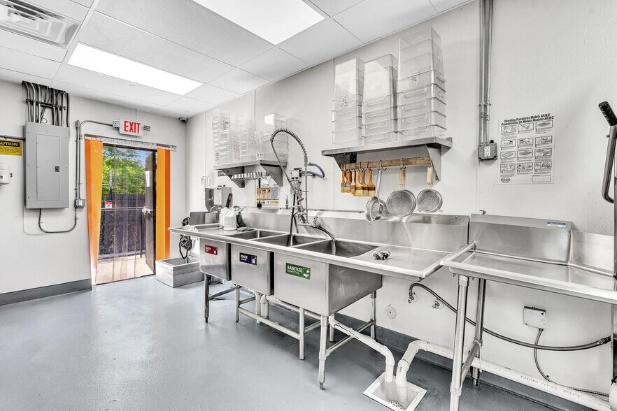 More Photos Of 2080 NW 75th St, Miami Industrial For Lease