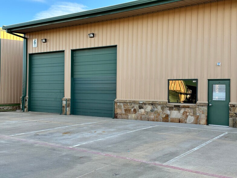 More Photos Of 122 Rose Ln, Frisco Warehouse For Lease