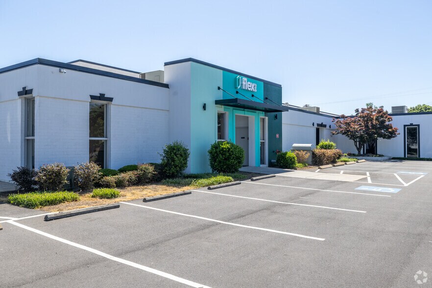 More Photos Of 900 Pressley Rd, Charlotte Warehouse For Lease