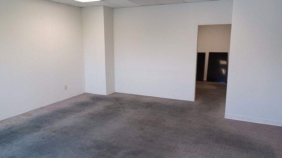 More Photos Of 3033-3049 Carling Ave, Ottawa Storefront Retail Office For Lease