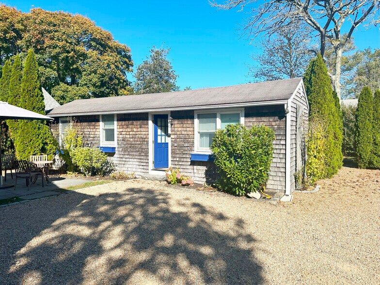 More Photos Of 25 Simpsons Ln, Edgartown Hotel For Sale