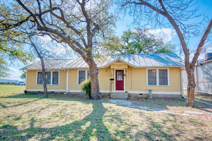 More Photos Of 1007 N Llano St, Fredericksburg Office Residential For Sale