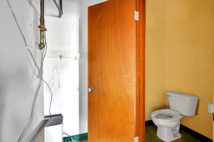 More Photos Of 308-310 S Main St, Lindsay Office For Sale