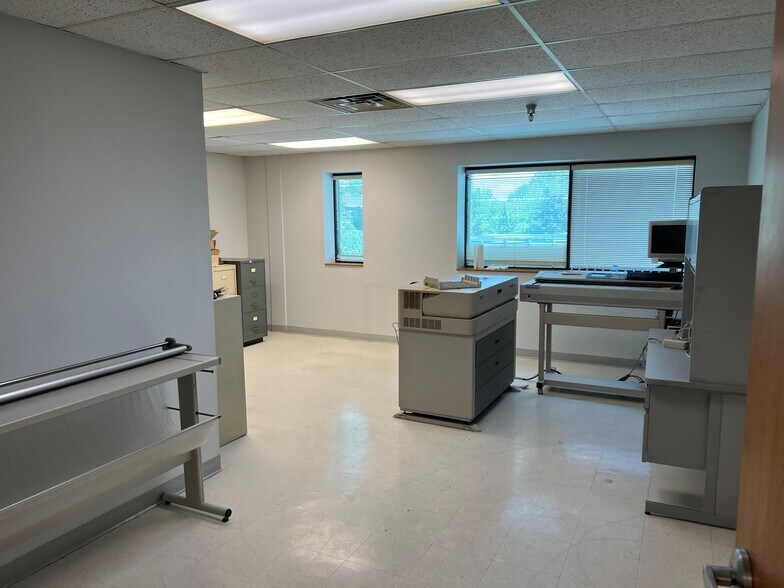 More Photos Of 2040 Commerce Dr, Sidney Showroom For Lease