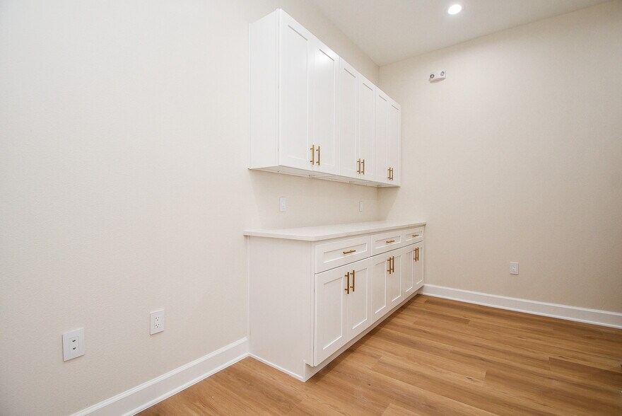 More Photos Of 1325 Main St, Katy Office For Sale