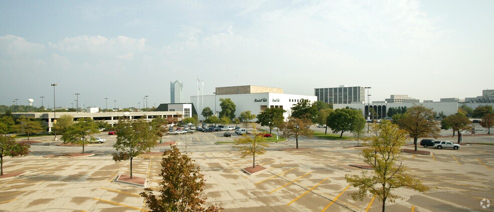 More Photos Of 100 Oakbrook Ct, Oak Brook Storefront For Lease