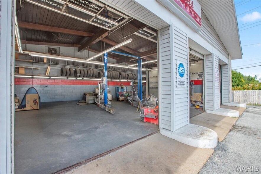 More Photos Of 6821 Morganford Rd, Saint Louis Auto Repair For Sale