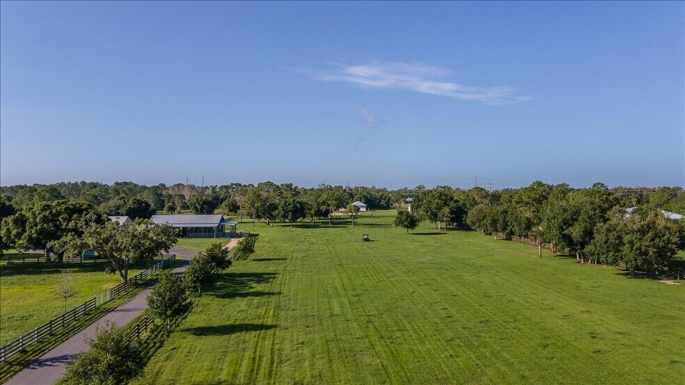 More Photos Of 10910 Ruden Rd, North Fort Myers Specialty For Sale