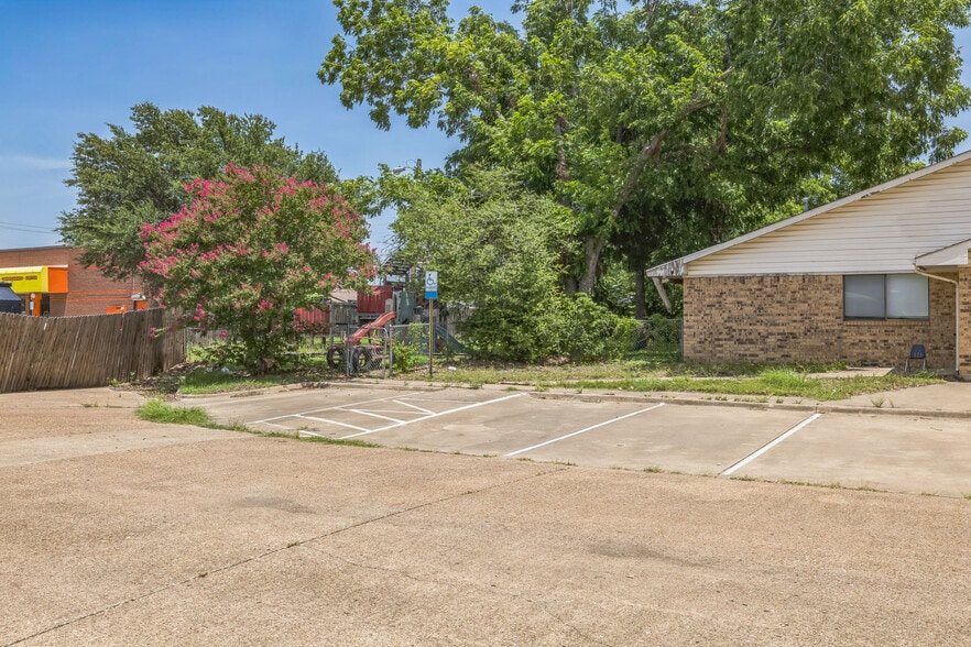 More Photos Of 2418 College Ave, Garland Daycare Center For Lease