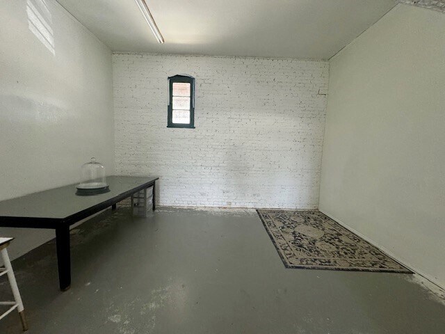 More Photos Of 211 Rankin St, Fayetteville Showroom For Lease