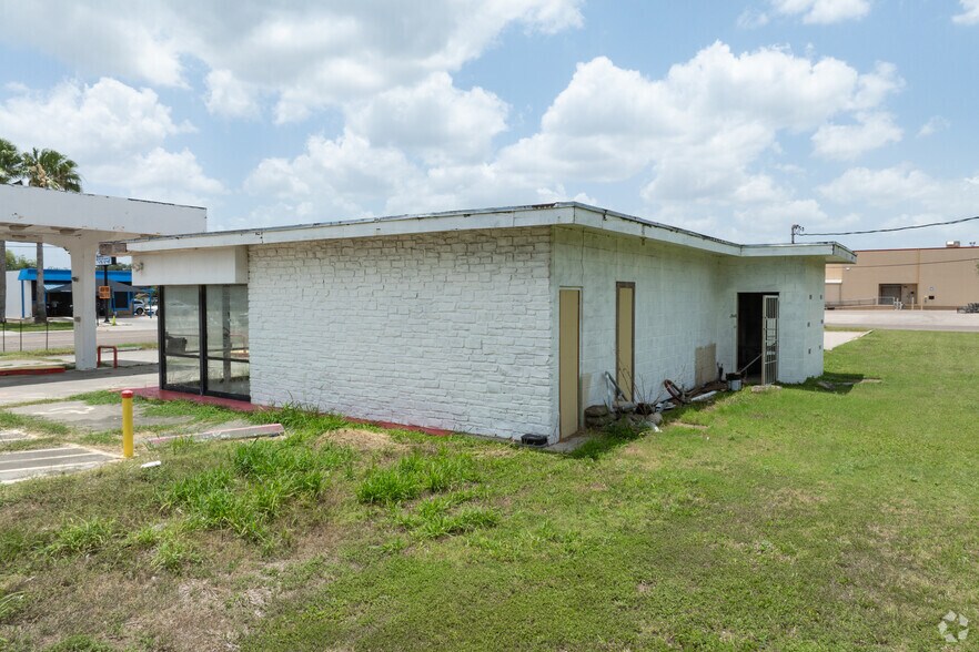 More Photos Of 606 E King Ave, Kingsville Storefront Retail Office For Sale