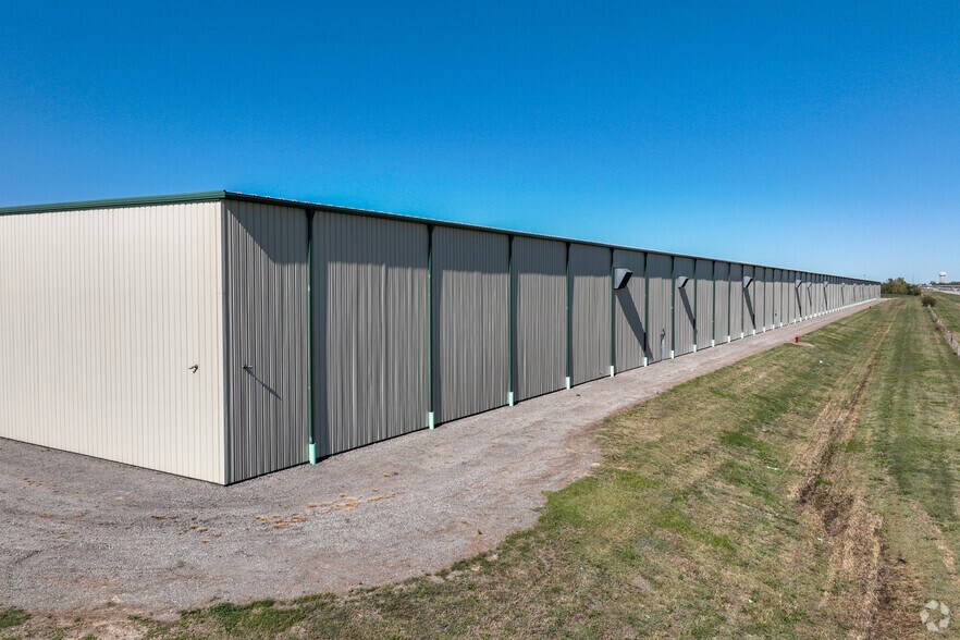 More Photos Of 7200 N Air Capitol Dr, Park City Warehouse For Lease