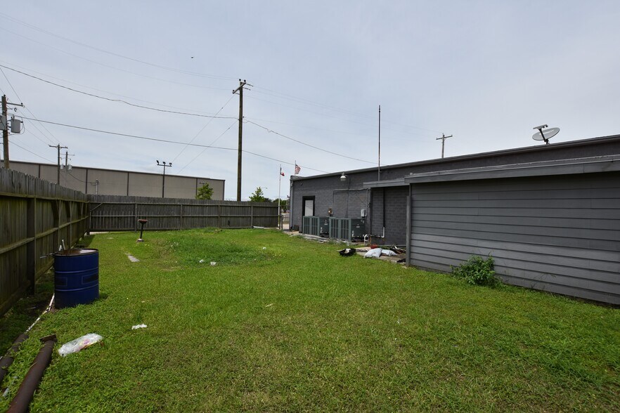 More Photos Of 921 Texas Ave, Texas City Service For Lease