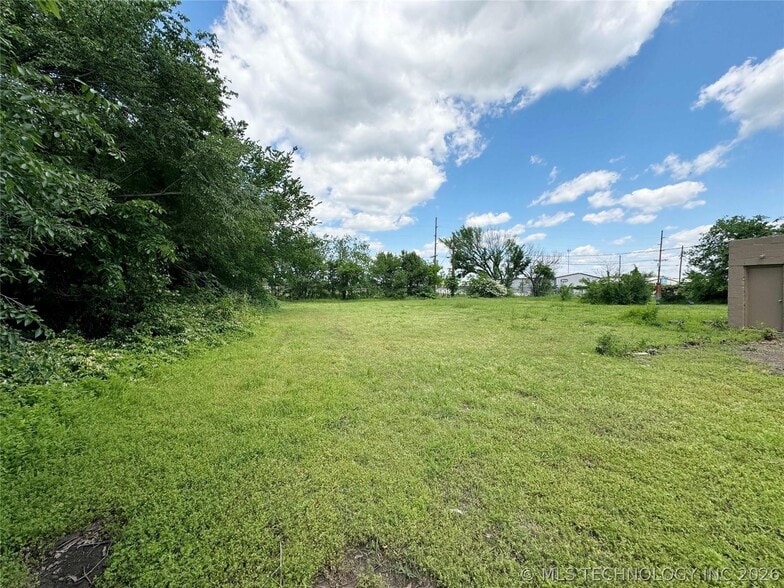 More Photos Of 728 Main St, Cushing Light Distribution For Sale
