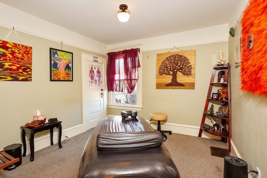 More Photos Of 510 NE Dekum St, Portland Office For Sale