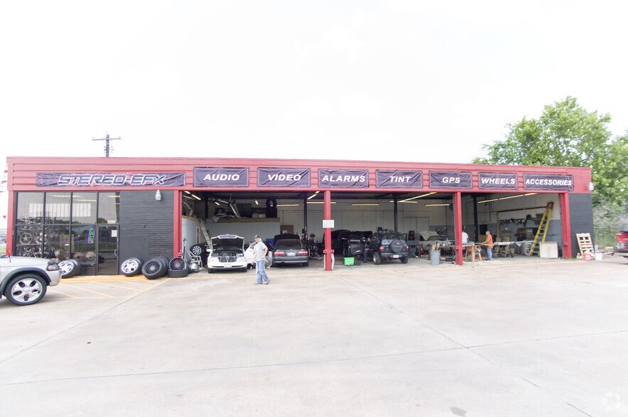 Primary Photo Of 10206 North Fwy, Houston Auto Repair For Sale