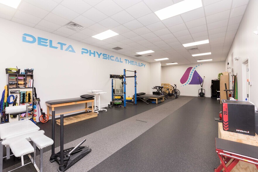 More Photos Of 12110 S Harrells Ferry Rd, Baton Rouge Showroom For Sale