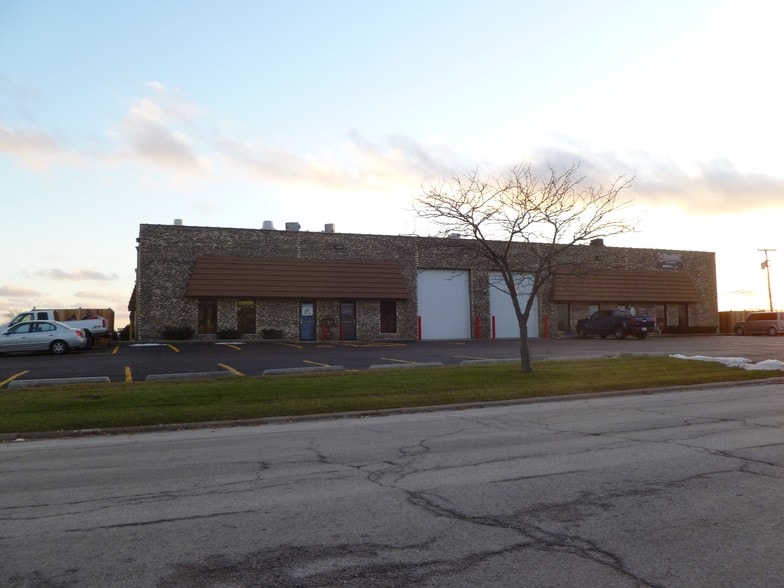 More Photos Of 15510-15544 S 70th Ct, Orland Park Warehouse For Lease